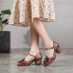 Pumps im nationalen Stil mit hohen Absätzen und offenen Zehensandalen