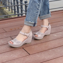 Handgemachte Keilsandalen Knöchelriemen perforiertes Obermaterial Peep Toe