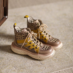 Perforierte Plateaustiefel mit Schnürung und Gladiatorsandalen