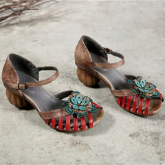 Pumps im nationalen Stil mit hohen Absätzen und offenen Zehensandalen