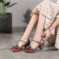 Pumps im nationalen Stil mit hohen Absätzen und offenen Zehensandalen