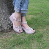 Handgemachte Keilsandalen Knöchelriemen perforiertes Obermaterial Peep Toe