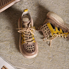 Perforierte Plateaustiefel mit Schnürung und Gladiatorsandalen