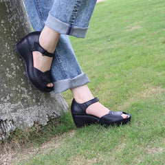 Handgemachte Keilsandalen Knöchelriemen perforiertes Obermaterial Peep Toe