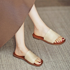 Flache Hausschuhe im Slipper-Stil