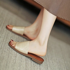 Flache Hausschuhe im Slipper-Stil