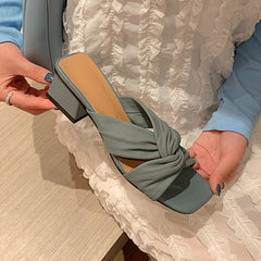 Sandalen mit quadratischer Zehenpartie und klobigem Mittelabsatz