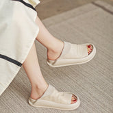 Handgemachte Plateau-Hausschuhe mit Fußbett und offener Spitze