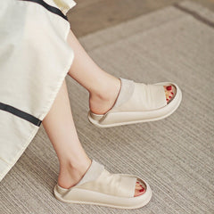 Handgemachte Plateau-Hausschuhe mit Fußbett und offener Spitze