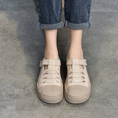 Sneakers mit geflochtener Gummikappe und Klettverschluss