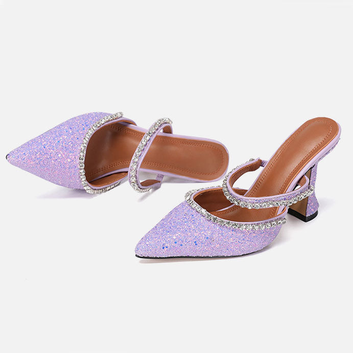 Zapatos de tacón de cuero con lentejuelas lilas y adornos de cristal