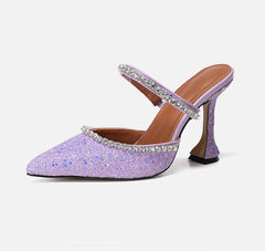 Zapatos de tacón de cuero con lentejuelas lilas y adornos de cristal