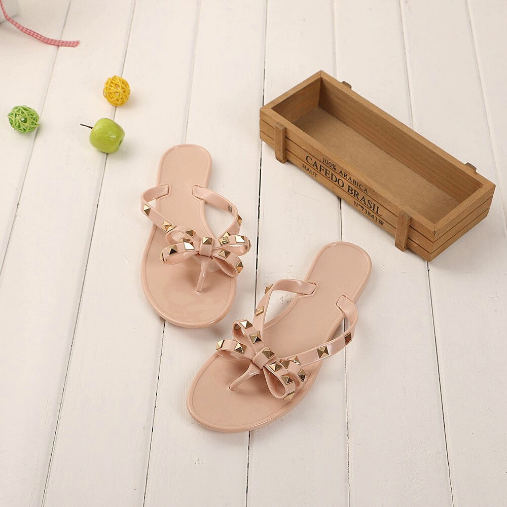 Chanclas de playa con remaches 