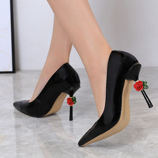 Tacones altos con punta puntiaguda y diseño de flor de rosa