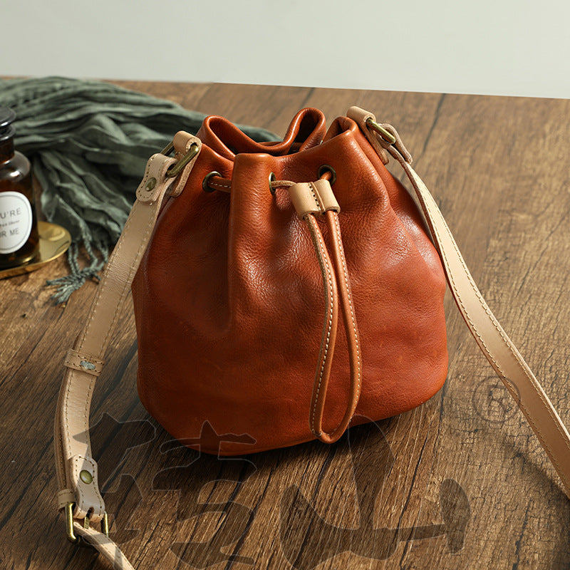 Bolso pequeño tipo cubo con cordón de curtido vegetal para mujer