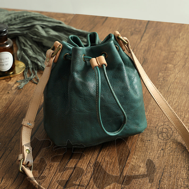 Bolso pequeño tipo cubo con cordón de curtido vegetal para mujer