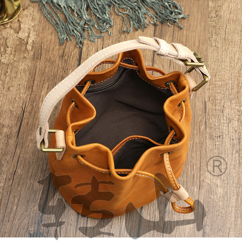 Bolso pequeño tipo cubo con cordón de curtido vegetal para mujer