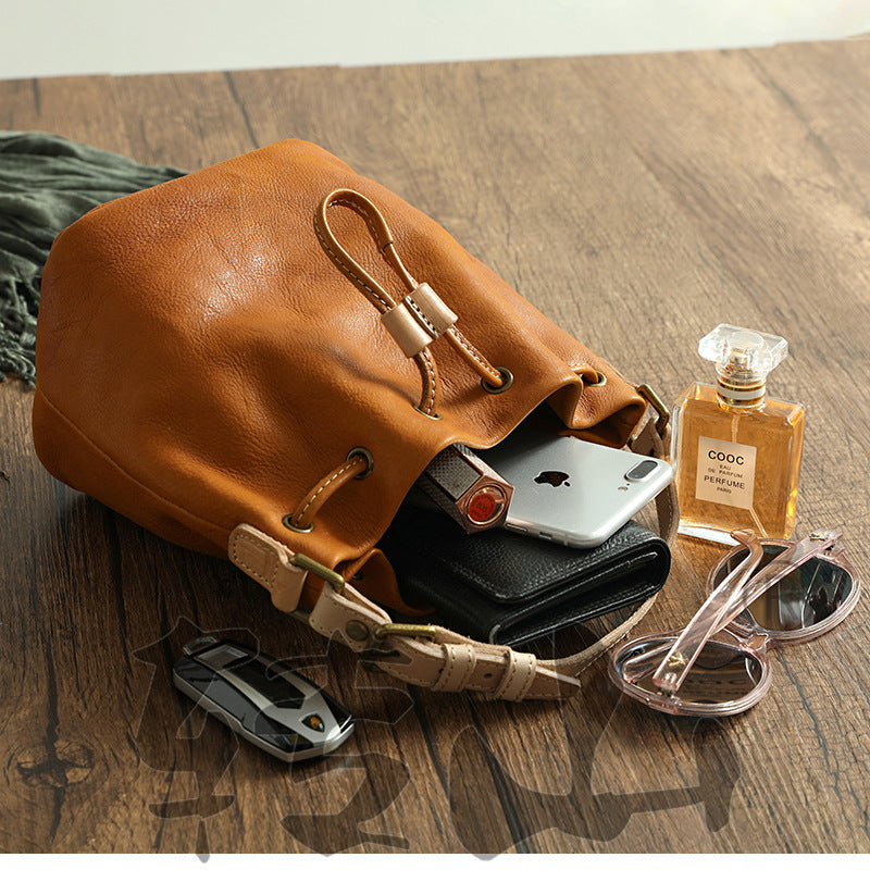 Bolso pequeño tipo cubo con cordón de curtido vegetal para mujer