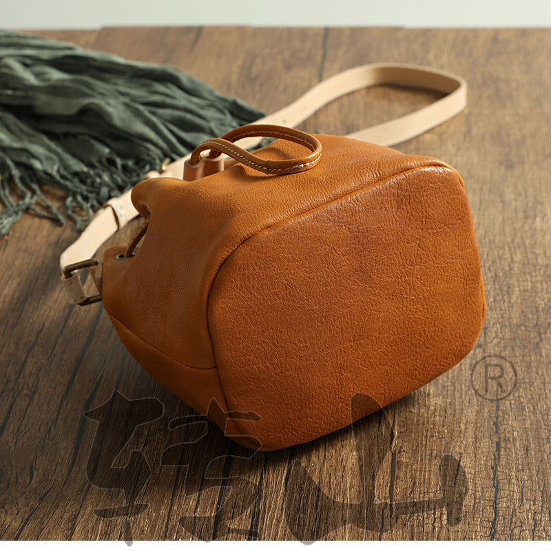 Bolso pequeño tipo cubo con cordón de curtido vegetal para mujer