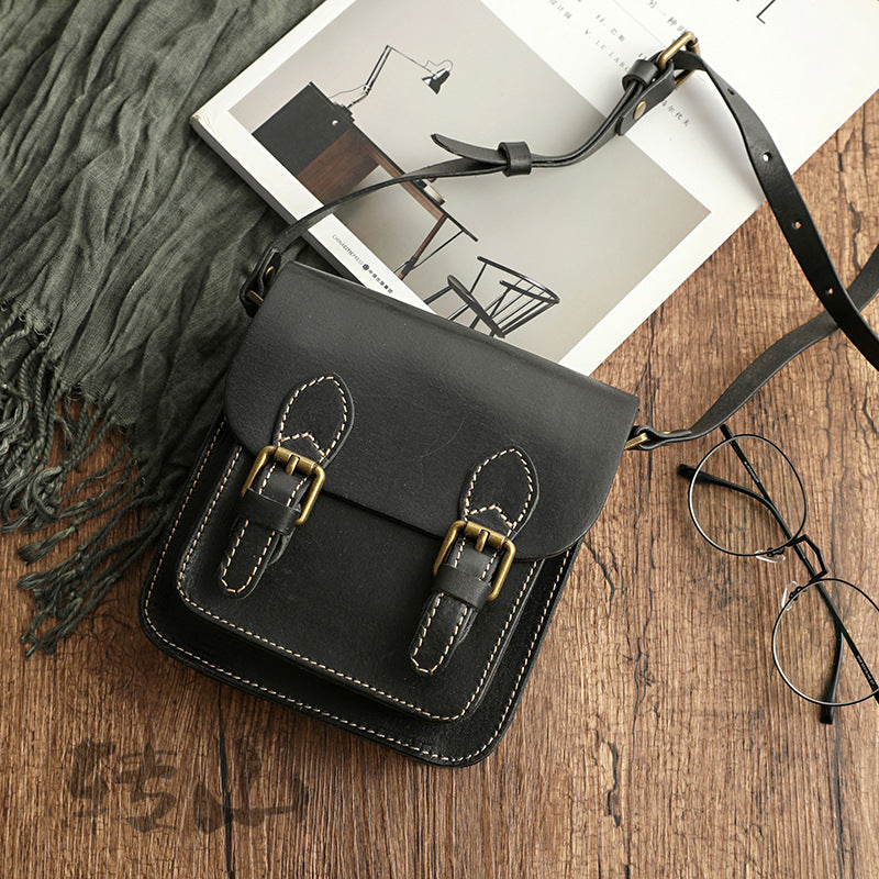 Schultertasche aus echtem pflanzlich gegerbtem Leder