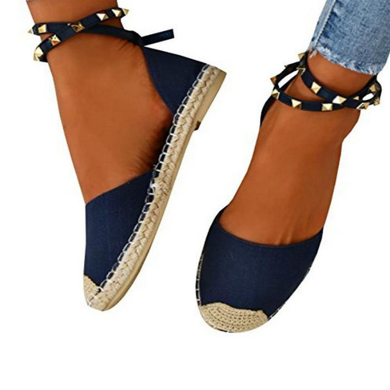 Sandalias planas con remaches 