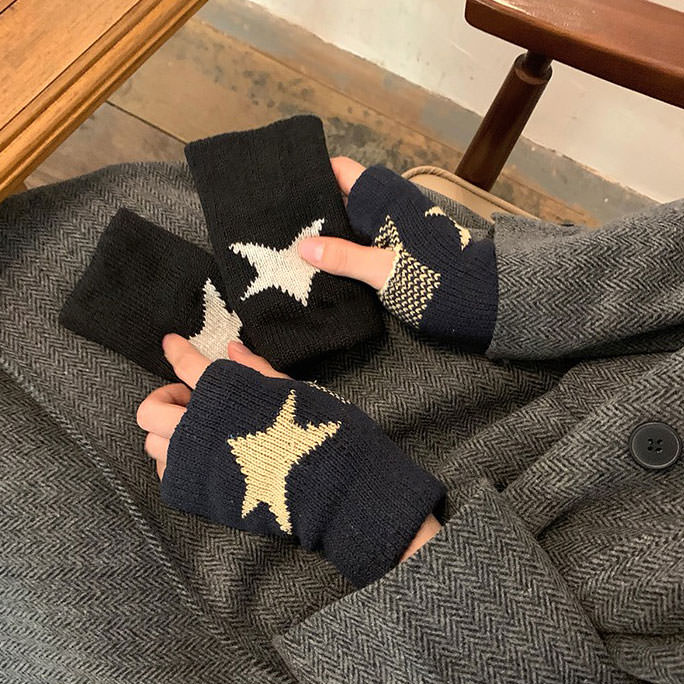 Guantes sin dedos de punto con estrellas de los años 2000