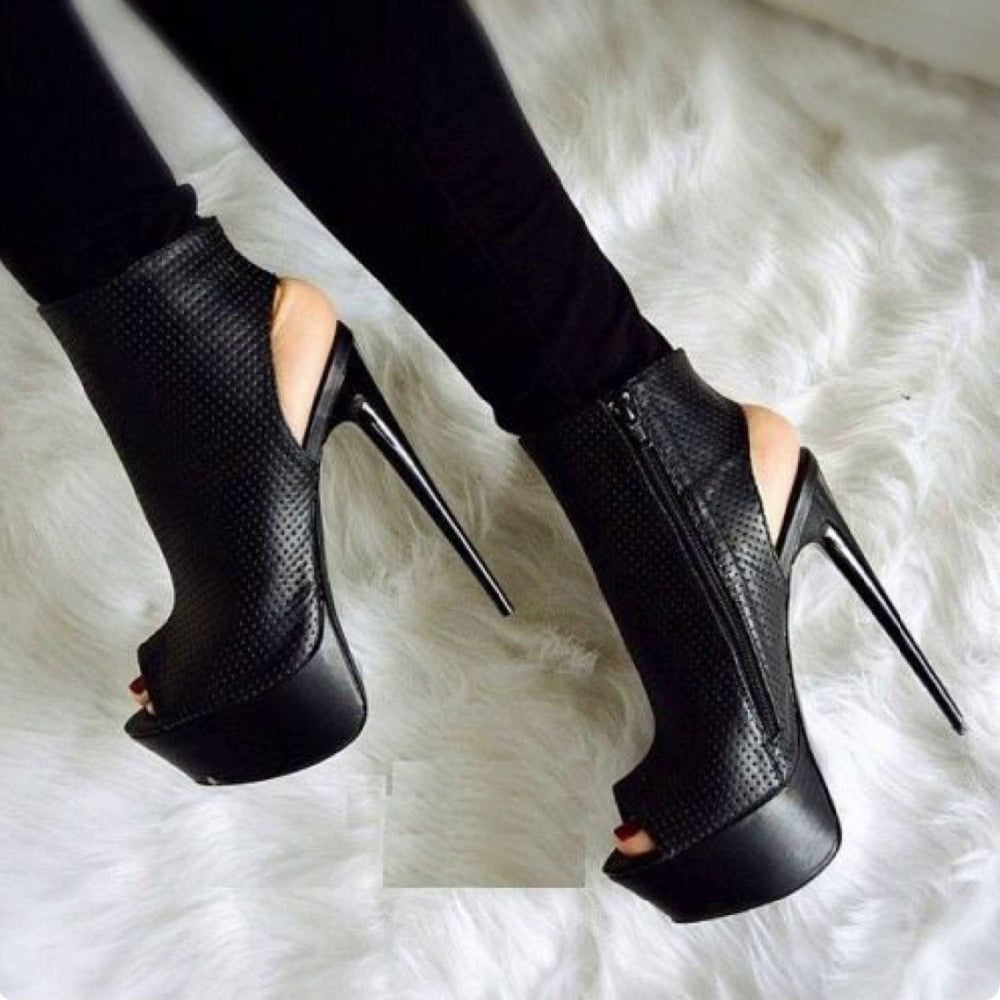 Pumps With Cut-Out Toe