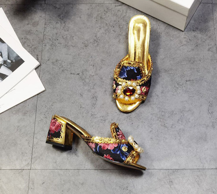 Pumps aus Satin mit offenem Zehenbereich und Blockabsatz und Blumenmuster - Gold