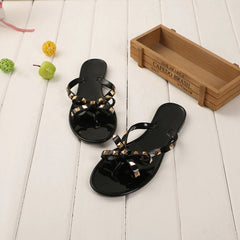 Chanclas de playa con remaches 