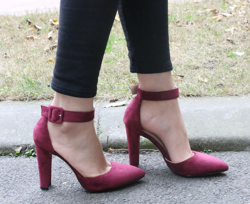 Pumps mit hohem Absatz und Schnallenriemen 