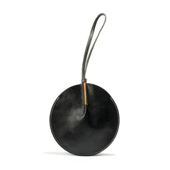 Handgemachte Clutch aus pflanzlich gegerbtem Leder in runder Form