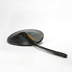 Handgemachte Clutch aus pflanzlich gegerbtem Leder in runder Form