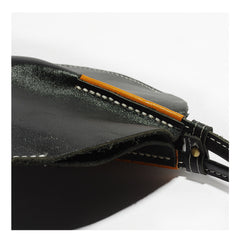 Handgemachte Clutch aus pflanzlich gegerbtem Leder in runder Form