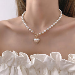 Collar de perlas con forma de corazón estético