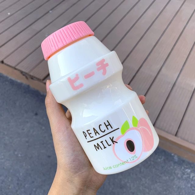 Botella de agua con leche estética