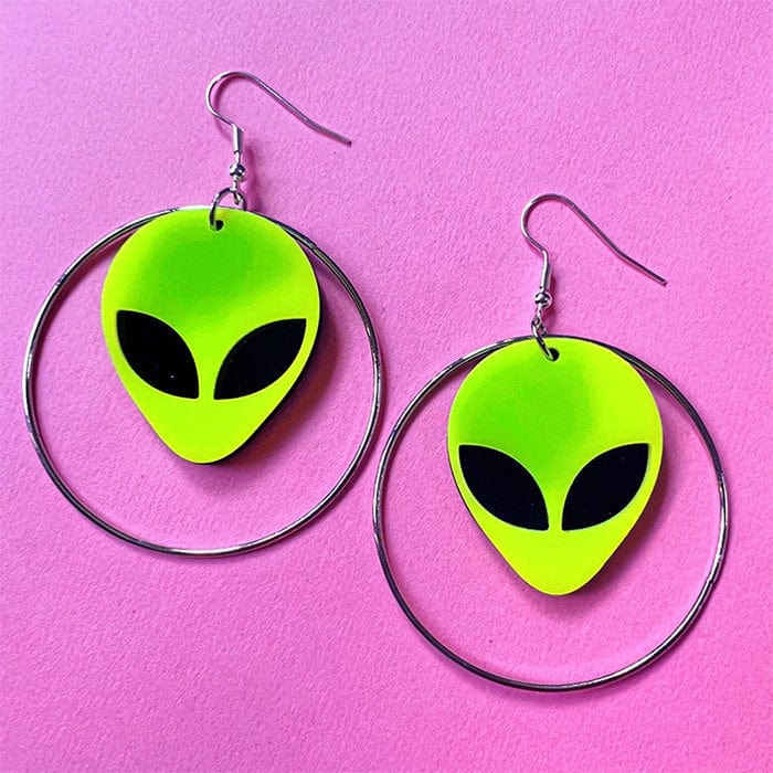 Creolen mit Alien-Motiv