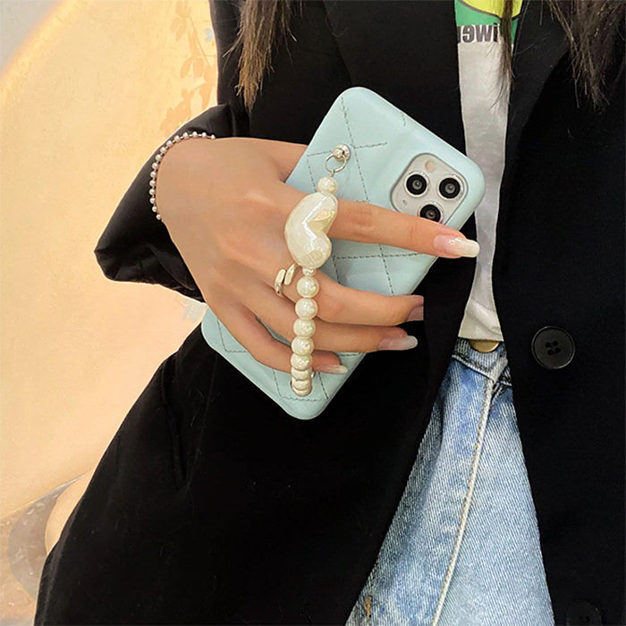 Funda para iPhone con cadena de perlas en color azul bebé