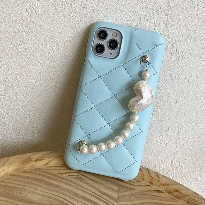 Funda para iPhone con cadena de perlas en color azul bebé