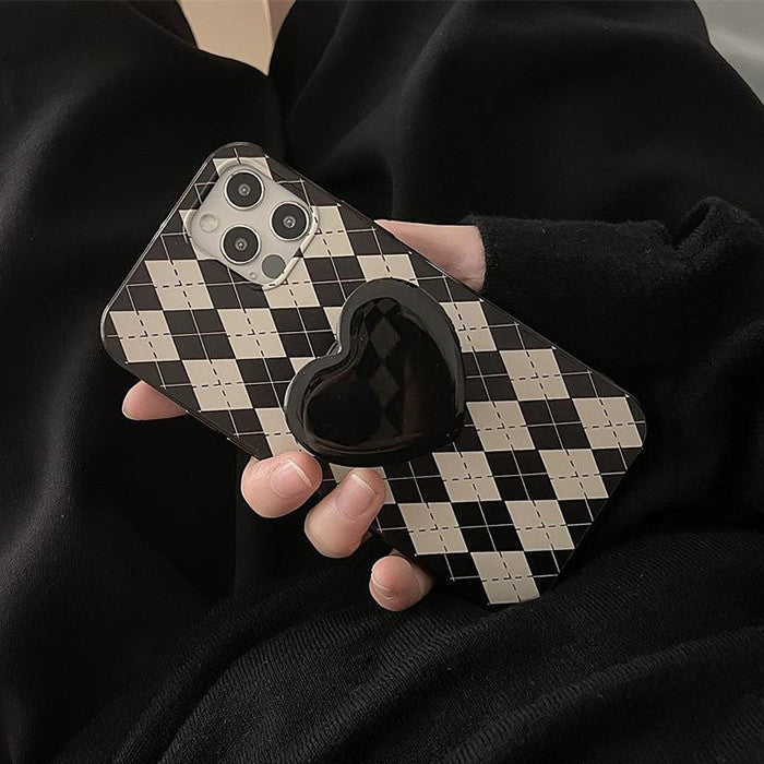 Funda para iPhone con diseño de rombos y corazones negros