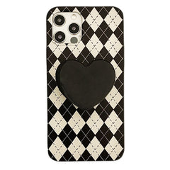 Funda para iPhone con diseño de rombos y corazones negros