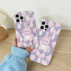 Funda para iPhone con diseño de rombos lila y conejo