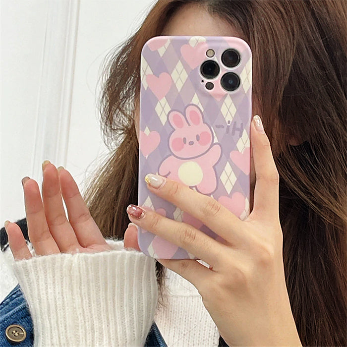 Funda para iPhone con diseño de rombos lila y conejo