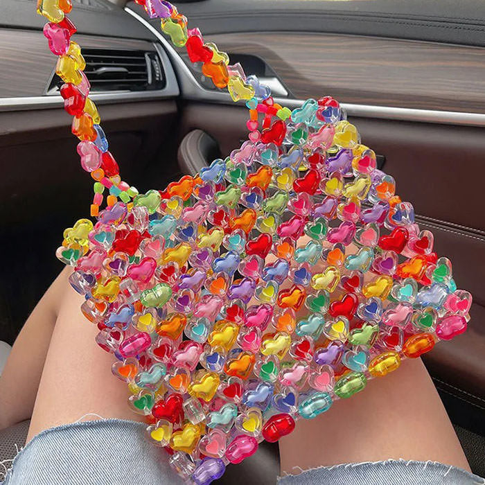 Bolso de mano con cuentas y corazones de caramelo