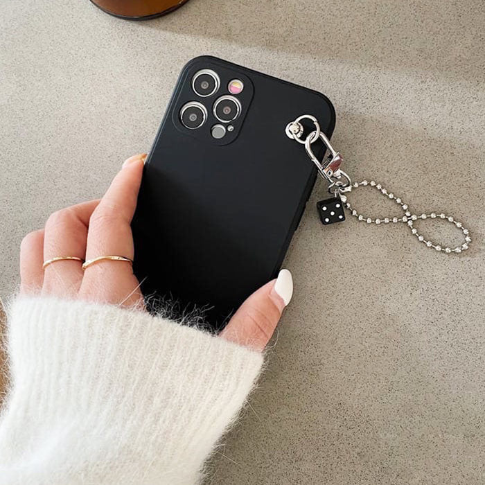 Funda para iPhone con cadena de dados 