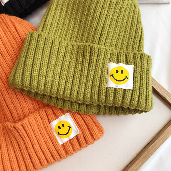 Gorro de lana con sonrisa falsa