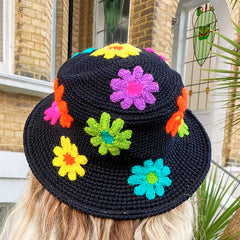 Sombrero de pescador de crochet con flores