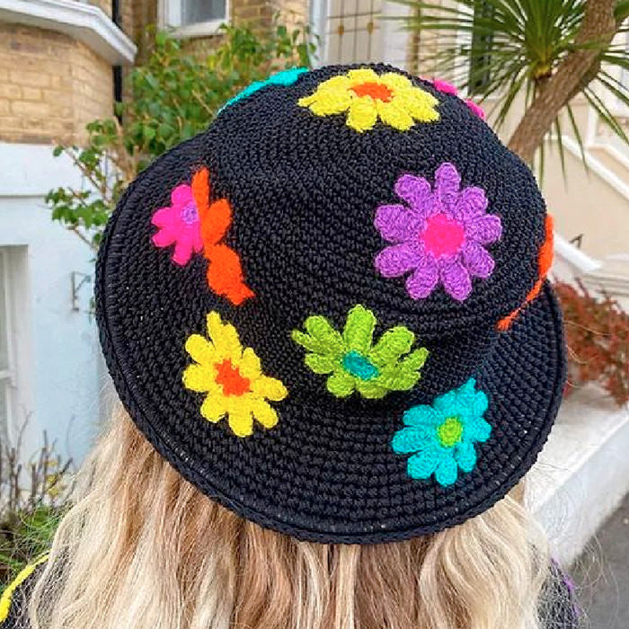 Sombrero de pescador de crochet con flores