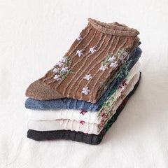 Socken mit Blumenstickerei