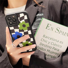 Funda para iPhone con estética indie floral