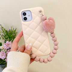 Funda para iPhone con cadena de corazón esponjoso